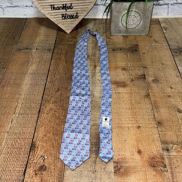 Vineyard Vines England Double Decker Bus Big Ben London Mens tie - Picture 2 of 11